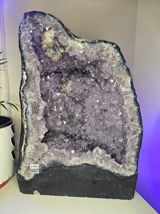 Amethyst Cathedral 33kg (uv reactive calcite)