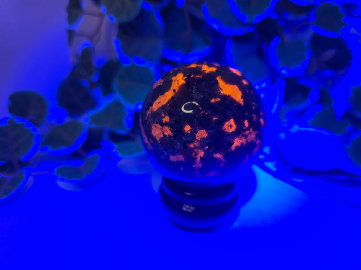 Yooperlite Sphere (UV reactive) with Stand 250g