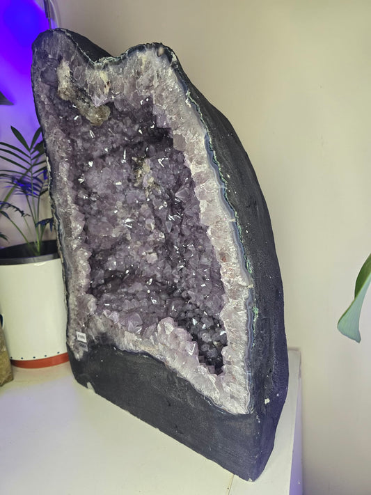 Amethyst Cathedral 33kg (uv reactive calcite)